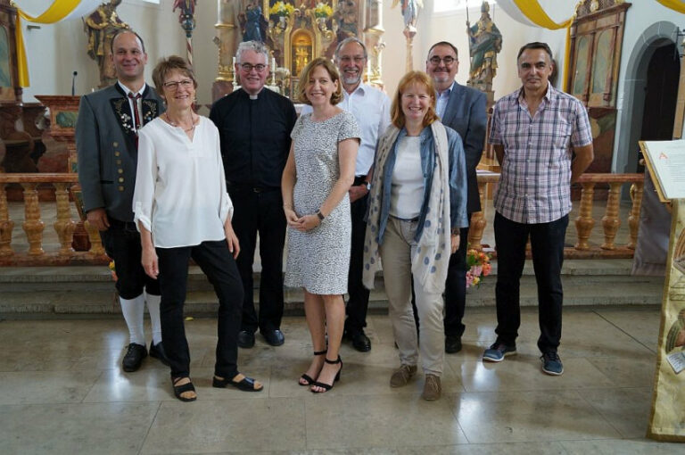 von links: Jörg Sölle, Leonie Truckenbrod, Ewald Billharz, Bettina Sutter-Peters (Leiterin Erzbischöfliches Bauamt Konstanz), Eberhard Schmitt, Barbara Martin (Architektin Erzbischöfliches Bauamt Konstanz), Klaus Braun (Leiter Verrechnungsstelle Singen), Andreas Honold